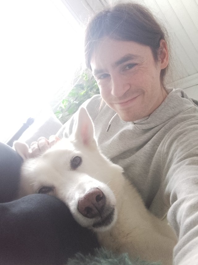 Et bilde av Jesper sammen med hunden hans